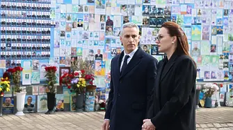 Гюров и Юлия Свириденко положиха венци на Стената на паметта на загиналите защитници на Украйна