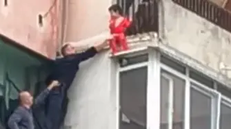 Случаят с увисналото от тераса дете в Ямбол: Задържаха родителите 