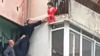 Задържаха родителите на момчето, увиснало от балкон в Ямбол