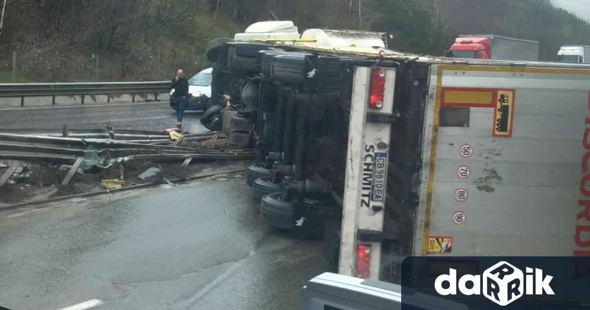 ТИР е катастрофирал на автомагистрала Хемус Пътнотранспортното произшествие е станало