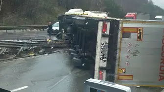 ТИР се  обърна напряко на автомагистрала „Хемус“  