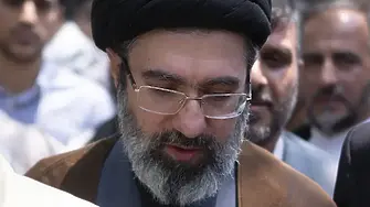 В Иран: Аятолах Хаменей е жив и управлява страната