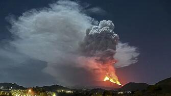Два вулкана изригнаха в Индонезия, създадена е зона за безопасност около кратерите