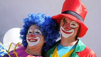 Клоуни на протест срещу правителствен указ