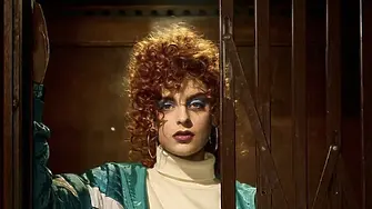 Дъщерята на Юлиан Вергов – Алена Вергова, дебютира в музиката с песента „Още“