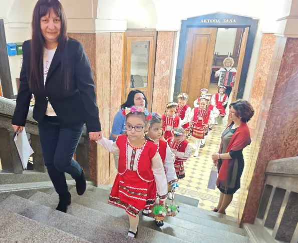 Малки лазарки отправиха пожелания за здраве в Община Плевен 