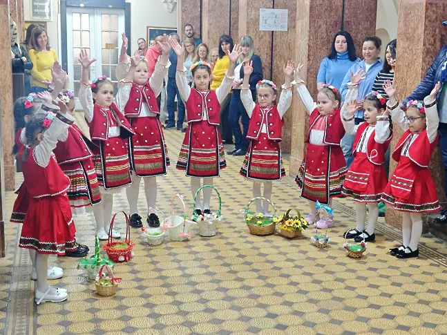 Малки лазарки отправиха пожелания за здраве в Община Плевен 