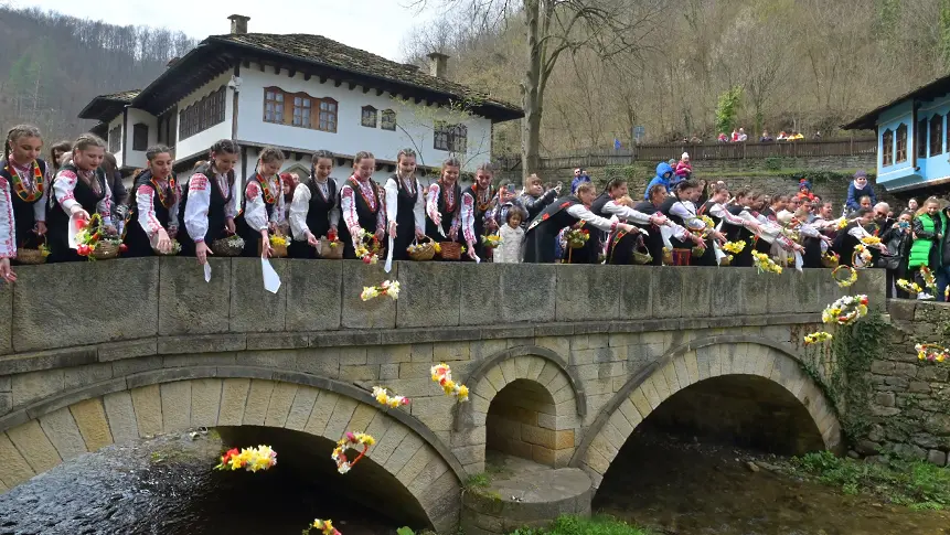 Лазаровден оживява в музей „Етър“ с песни, танци и лазарки