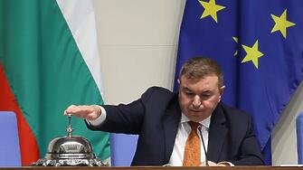 Извънредно свикват парламента