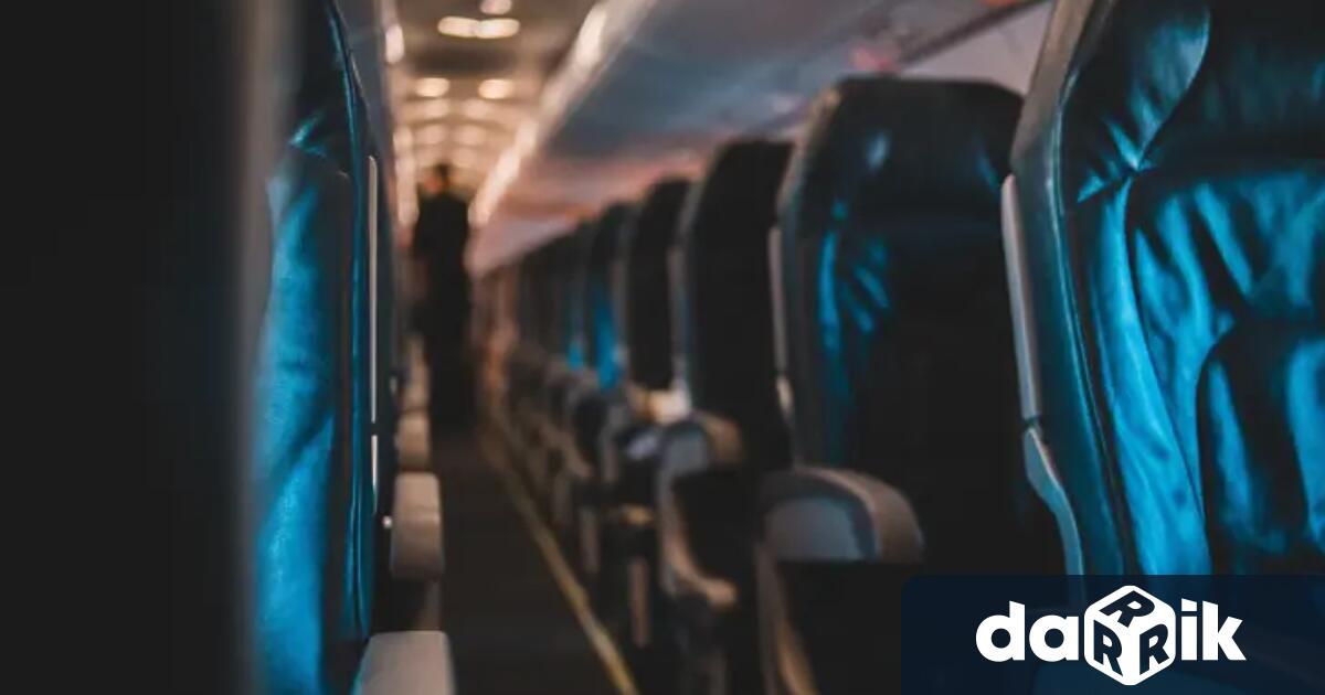 Самолет е кацнал аварийно след като пилотите обявяват тревога от