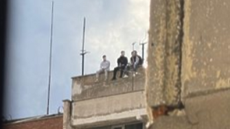 Момчета се качиха на 22-етажна сграда