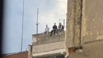 Момчета се качиха на 22-етажна сграда