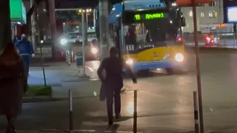 Министър тича към тролея в 21:00 (ВИДЕО)