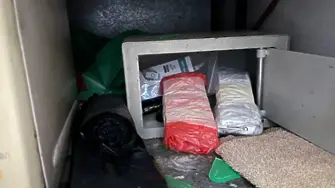 Акция „Купен вот“ в Бургас: Иззеха над 20 000 евро и агитационни материали, има задържан (СНИМКИ)