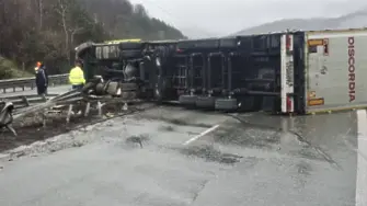 Тир се обърна и вряза в мантинелата на "Хемус": Застана между двете платна (СНИМКИ) 