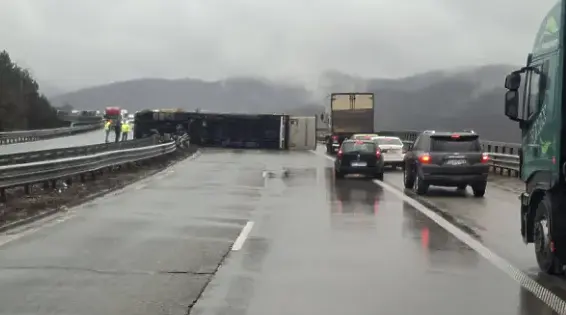 Тир се обърна и вряза в мантинелата на "Хемус": Застана между двете платна (СНИМКИ) 