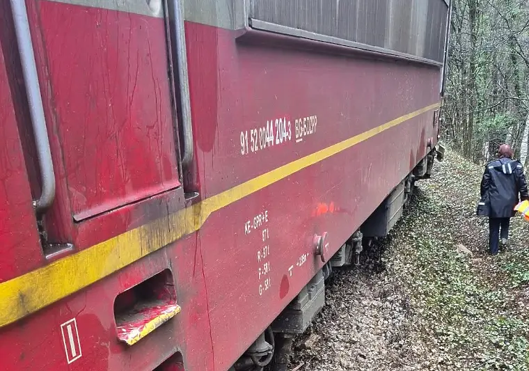 Пътнически влак дерайлира в Старозагорско (СНИМКИ)