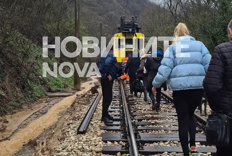Пътнически влак дерайлира в Старозагорско (СНИМКИ)