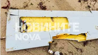 Морето изхвърли крило на боен дрон на плаж в Бургаско (СНИМКИ)