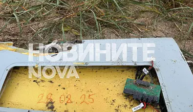 Морето изхвърли крило на боен дрон на плаж в Бургаско (СНИМКИ)