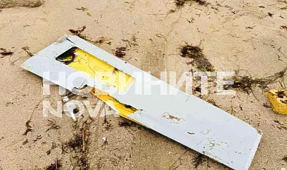 Морето изхвърли крило на боен дрон на плаж в Бургаско (СНИМКИ)