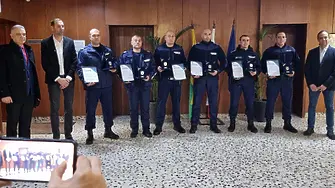 Наградиха полицаите, спасили детето от трагично падане в Ямбол