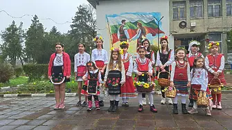 Лзарки донесоха празнично настроение и благословия в с. Коиловци!