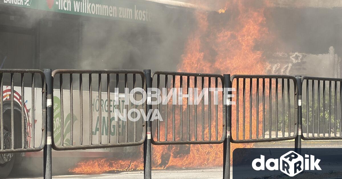 Автобус от градския транспорт се запали в движение в центъра
