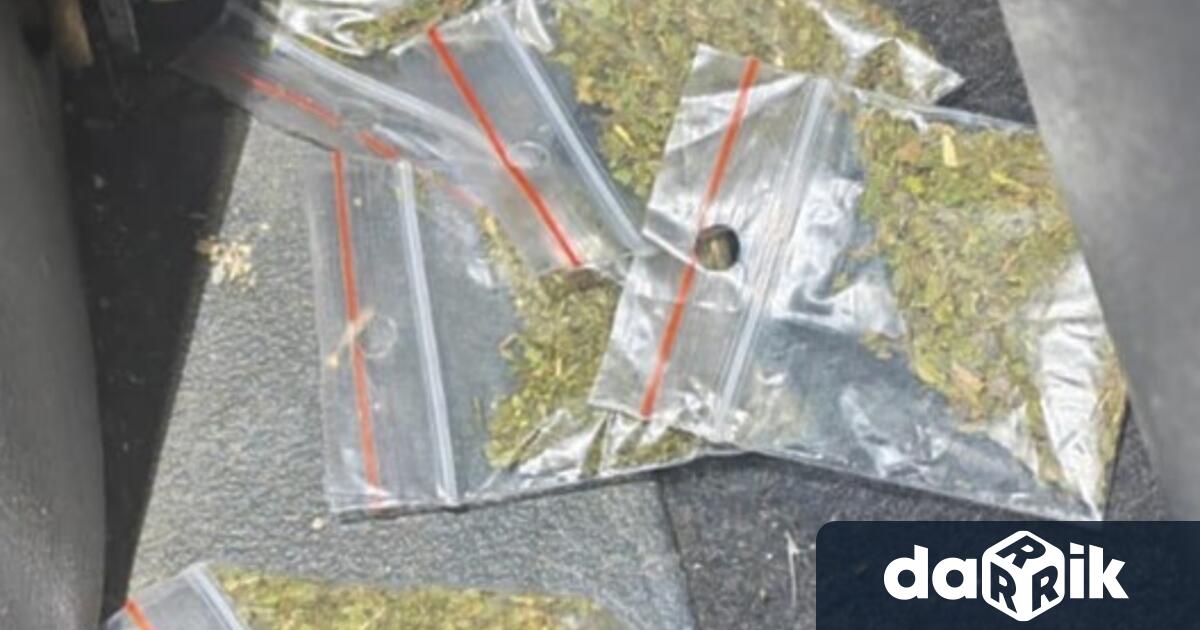 20 годишен пътник от лек автомобил е задържан за притежание на
