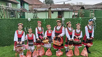 Лазарки  пяха и наричаха за здраве и берекет в село Асеновци 