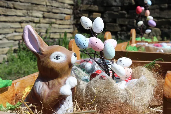 Котел посреща Великден с празнична украса в централните градски пространства