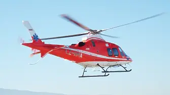 Въздушната линейка транспортира мъж с изгаряния от волтова дъга