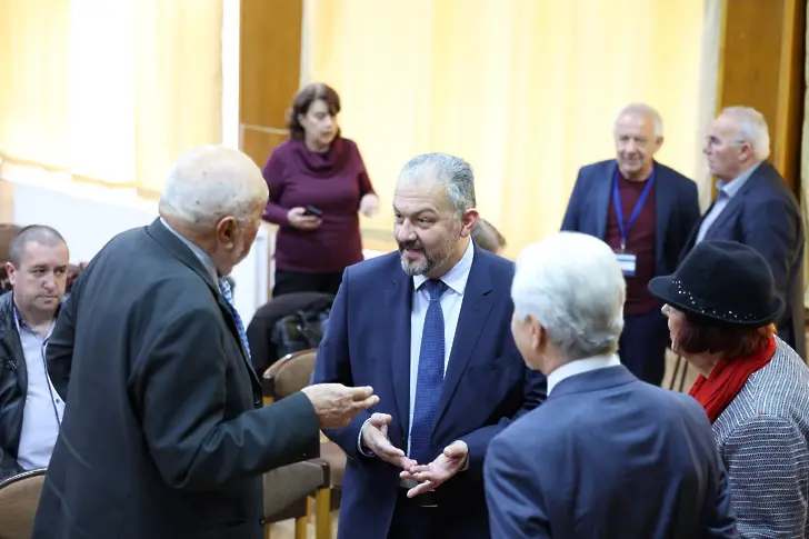 Кметът д-р Иван Иванов и председателят на физиците в България акад. Александър Драйшу откриха в Севлиево 54-ата конференция по въпросите на обучението по физика