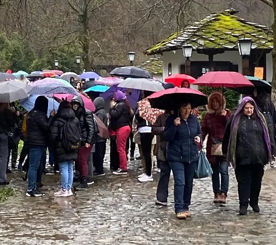 Лазаровден събра стотици в музей „Етър“. Въпреки дъжда – традицията оживя!