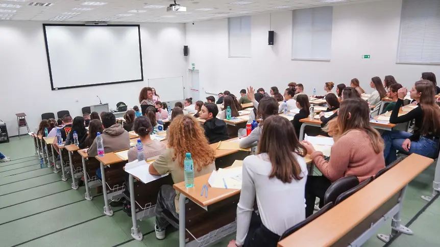 1100 кандидат- студенти се явиха на предварителния изпит по биология и химия за „Медицина“, „Фармация“ и „Ветеринарна медицина“ в МУ-Плевен/СНИМКИ/