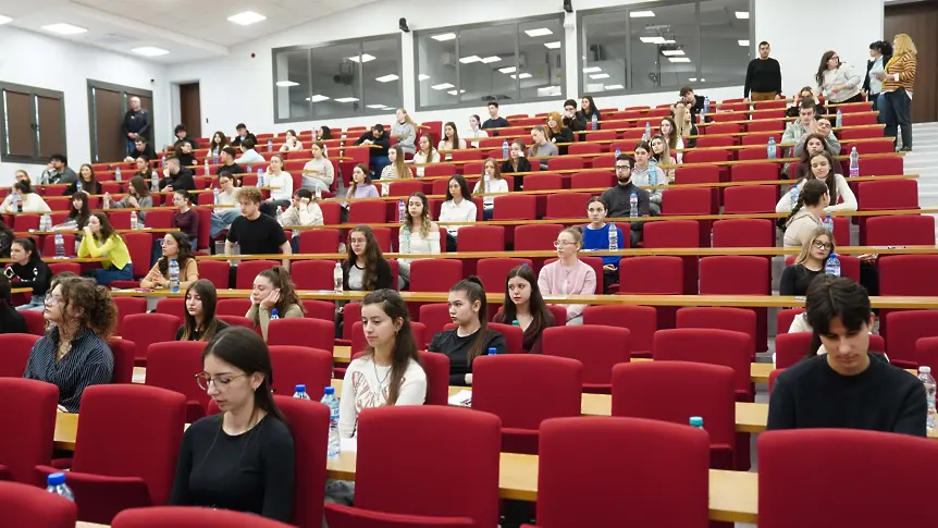 1100 кандидат- студенти се явиха на предварителния изпит по биология и химия за „Медицина“, „Фармация“ и „Ветеринарна медицина“ в МУ-Плевен/СНИМКИ/