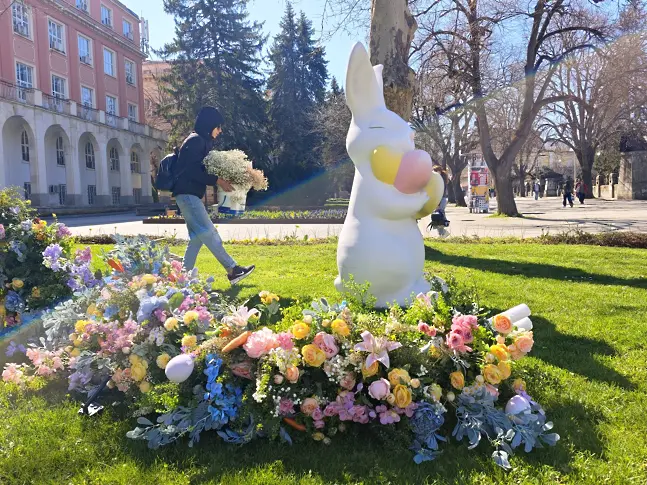 Нови фигури допълват великденската украса на Плевен/СНИМКИ/