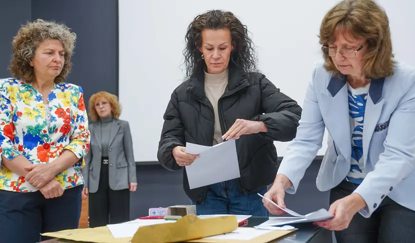 1100 кандидат- студенти се явиха на предварителния изпит по биология и химия за „Медицина“, „Фармация“ и „Ветеринарна медицина“ в МУ-Плевен/СНИМКИ/