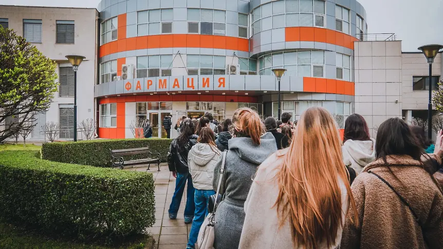 1100 кандидат- студенти се явиха на предварителния изпит по биология и химия за „Медицина“, „Фармация“ и „Ветеринарна медицина“ в МУ-Плевен/СНИМКИ/