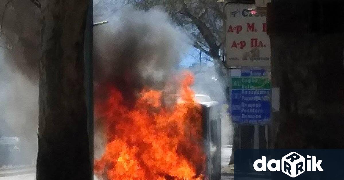 Автобус от градския транспорт в Пловдив избухна в пламъци по