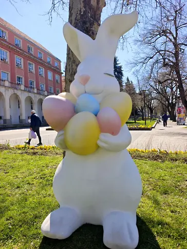 Нови фигури допълват великденската украса на Плевен/СНИМКИ/