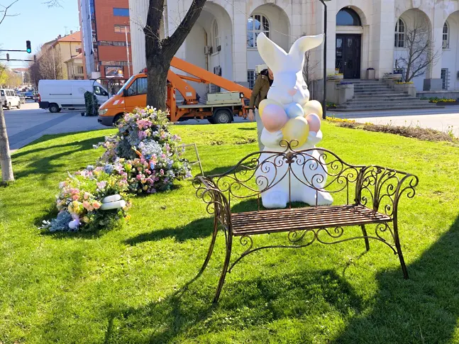 Нови фигури допълват великденската украса на Плевен/СНИМКИ/