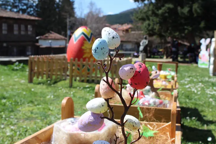 Котел посреща Великден с празнична украса в централните градски пространства