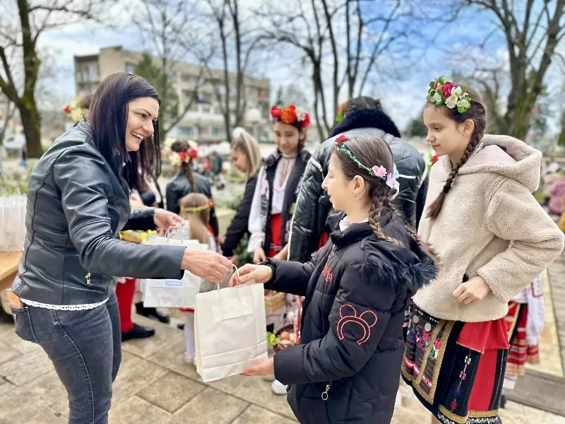 Над 60 лазарки от Мизия пяха и танцуваха