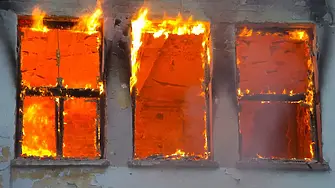 Пожар в къща в Свищов: Изведоха 89-годишна самотноживееща жена