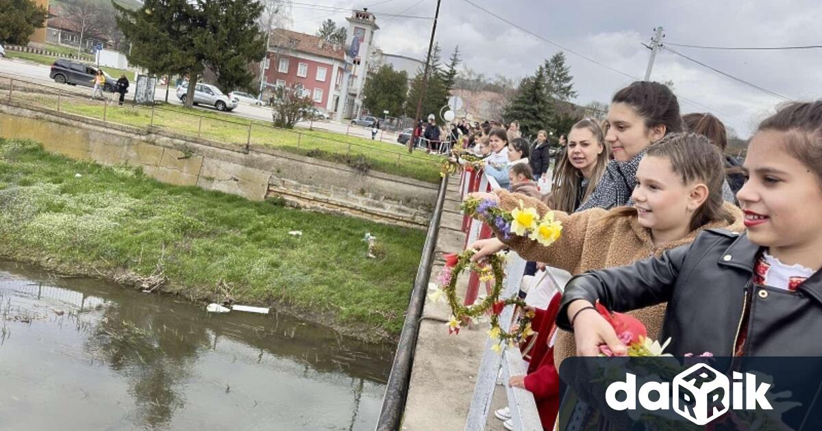 Тази сутрин Мизия бе огласена от звънките песни на лазарките