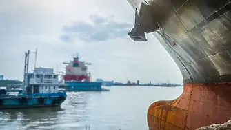 Тръгнаха първите кораби през Ормузкия проток след примирието между САЩ и Иран