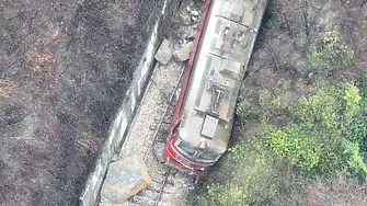 БДЖ влак се блъсна в скала, има пострадали