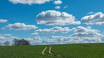 Значителна облачност на места с интензивни валежи и гръмотевици