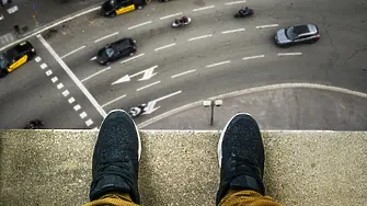 Полицаи съблякоха униформите си, за да спрат опит за самоубийство